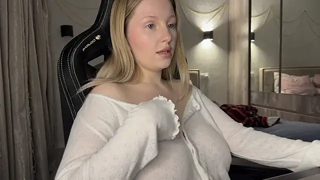 Snapshot of x_ivy_x chatting on 4, 1, 2025 x ivy x online show from 4, 1, 2025