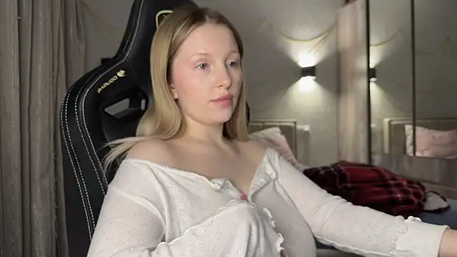 Snapshot of x_ivy_x chatting on 4, 1, 2025 x ivy x online show from 4, 1, 2025