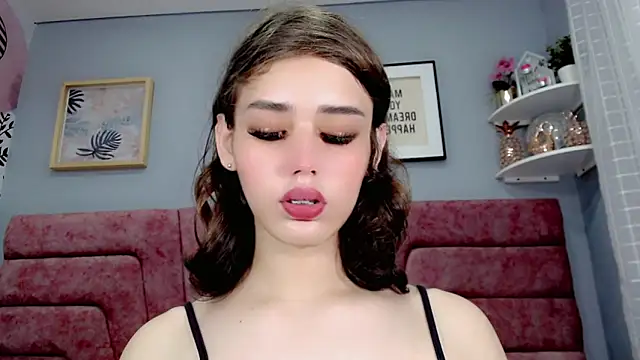 ValeriaAguilar online show from 5, 12, 2024