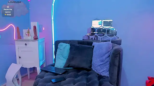 Megan Do Santos online show from 5, 2, 2025