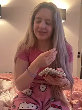 Holly-Glamour online show from 4, 3, 2026