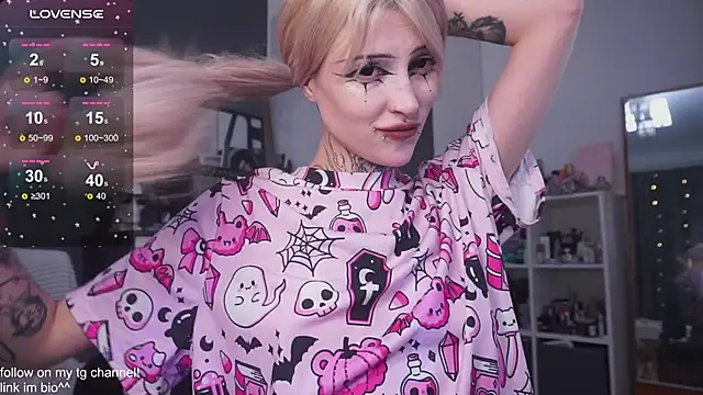 Snapshot of fraulein_mooon chatting on 23, 9, 2025 fraulein mooon online show from 23, 9, 2025