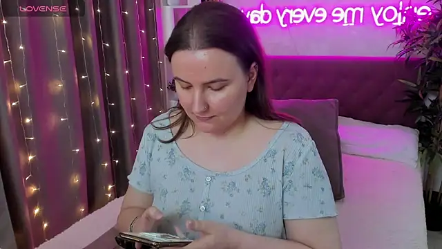 Snapshot of FeralPeach chatting on 1, 5, 2026 FeralPeach online show from 1, 5, 2026