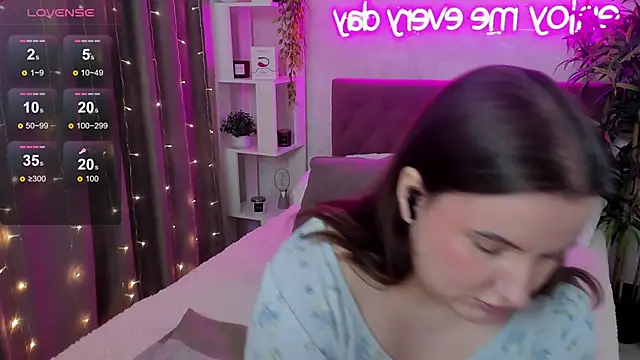 Snapshot of FeralPeach chatting on 27, 5, 2026 FeralPeach online show from 27, 5, 2026