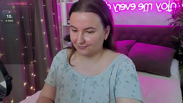 Snapshot of FeralPeach chatting on 7, 6, 2026 FeralPeach online show from 7, 6, 2026