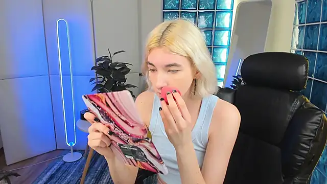 Mia Cheers online show from 20, 3, 2025