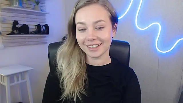 holly xglam online show from 28, 1, 2025