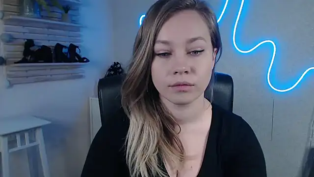 holly xglam online show from 24, 2, 2025