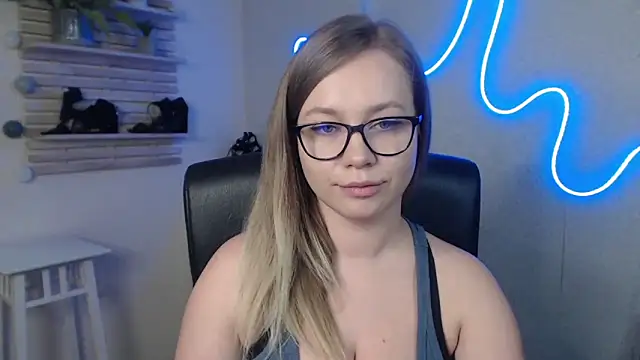 holly xglam online show from 28, 2, 2025