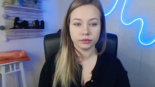 holly xglam online show from 18, 3, 2025