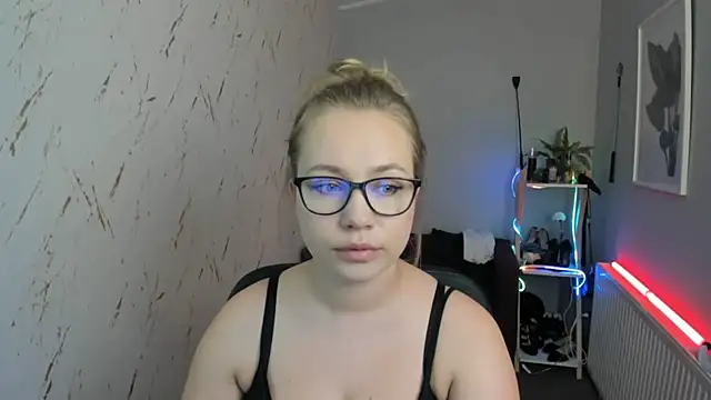 holly xglam online show from 10, 9, 2025