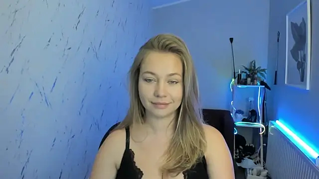 holly xglam online show from 15, 9, 2025