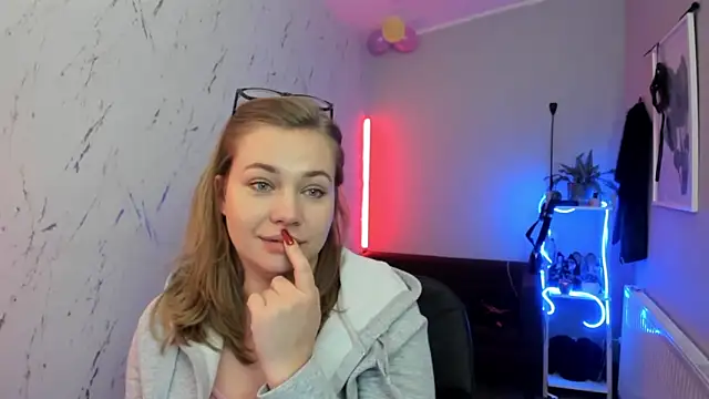 holly xglam online show from 10, 2, 2026