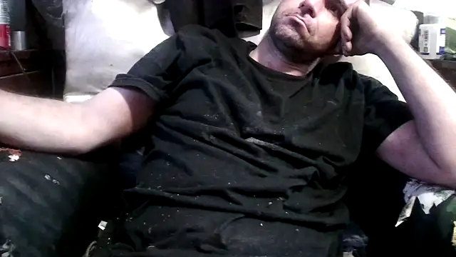 Snapshot of robeaulieu02 chatting on 1, 1, 2025 robeaulieu02 online show from 1, 1, 2025