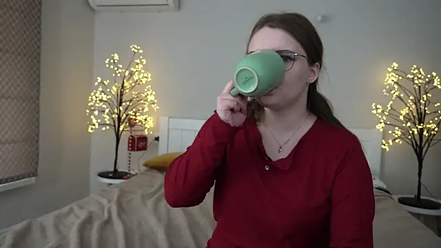 MagicPeachh  online show from 13, 1, 2025