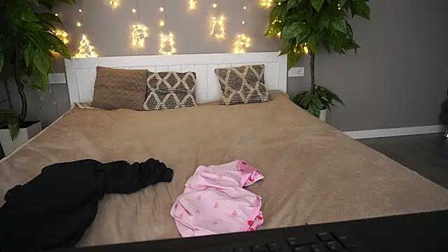 MagicPeachh  online show from 21, 1, 2025