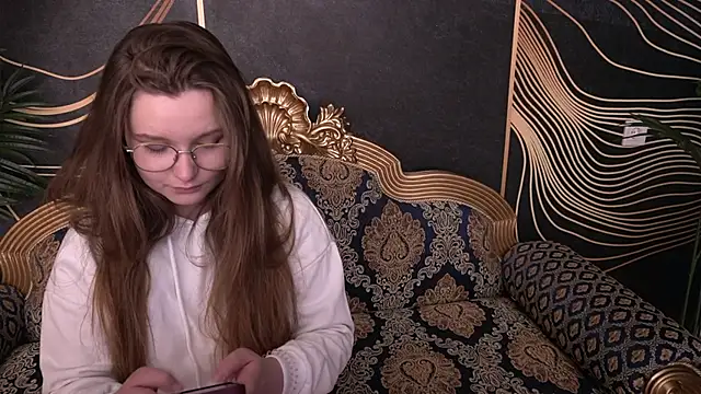 MagicPeachh  online show from 13, 9, 2025