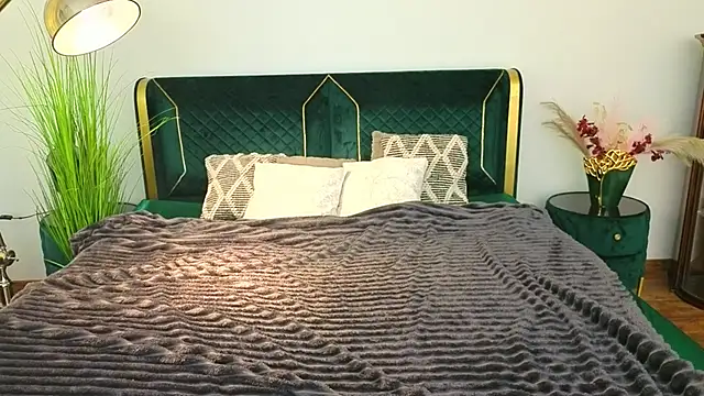 MagicPeachh  online show from 15, 4, 2026