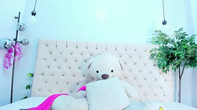 Victoria Coleman online show from 24, 11, 2025