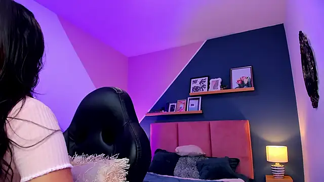 Chloe fischer  online show from 15, 1, 2026