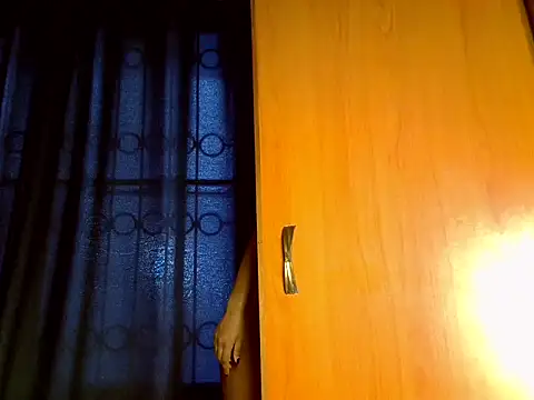 Queen petite  online show from 2, 4, 2026