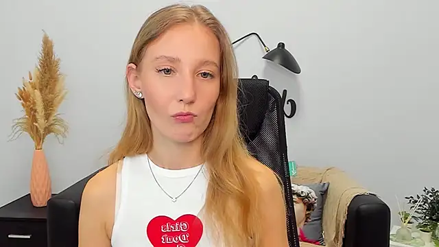 Snapshot of LolaWilsons chatting on 3, 2, 2025 LolaWilsons online show from 3, 2, 2025