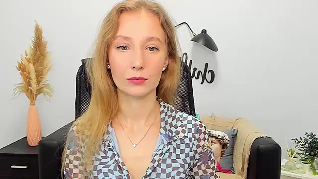 Snapshot of LolaWilsons chatting on 5, 2, 2025 LolaWilsons online show from 5, 2, 2025