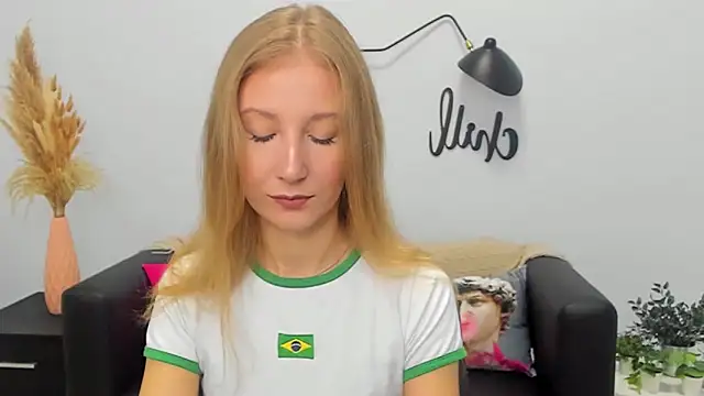 Snapshot of LolaWilsons chatting on 20, 9, 2025 LolaWilsons online show from 20, 9, 2025