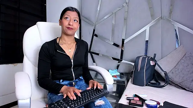 VaneLin18 online show from 2, 10, 2025