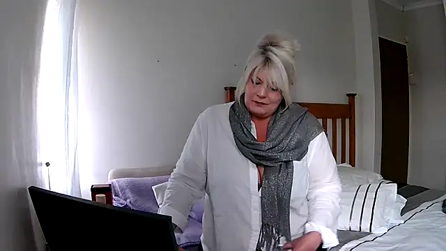 Snapshot of Miahotmilf chatting on 16, 12, 2024 Miahotmilf online show from 16, 12, 2024