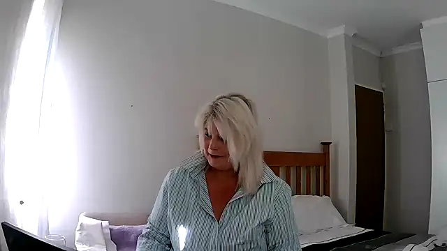 Snapshot of Miahotmilf chatting on 28, 12, 2024 Miahotmilf online show from 28, 12, 2024