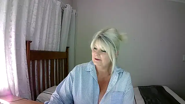Snapshot of Miahotmilf chatting on 5, 1, 2025 Miahotmilf online show from 5, 1, 2025