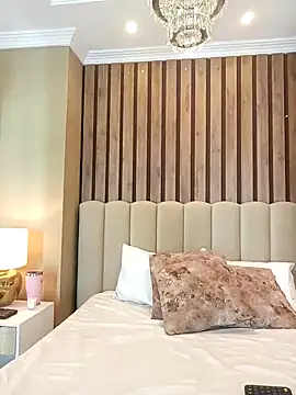 MonicaMoret online show from 8, 2, 2025