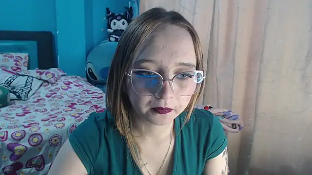 Liaroberts1 online show from 4, 3, 2025