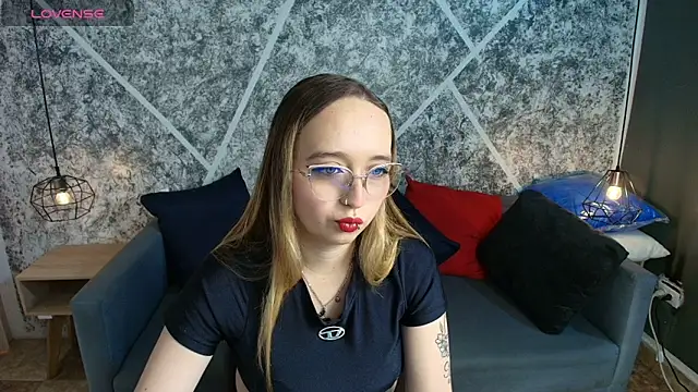 Liaroberts1 online show from 4, 6, 2026