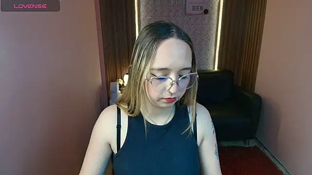 Liaroberts1 online show from 9, 6, 2026
