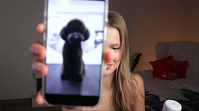 ella twinkl online show from 4, 12, 2025