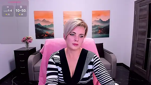 Julia Wilsone online show from 4, 11, 2025