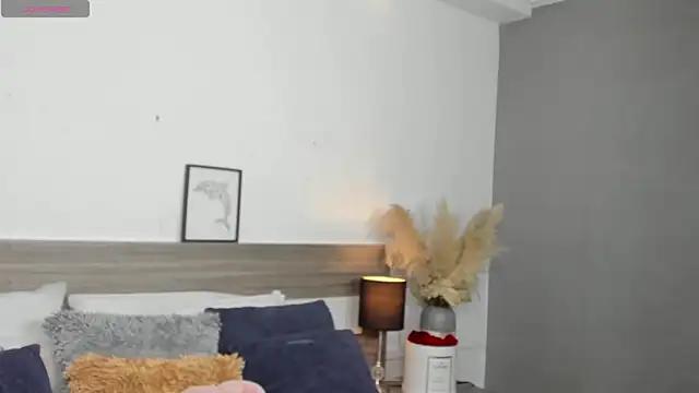 SaraaJhonsonn online show from 24, 4, 2026