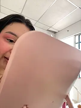 Pretty Isadora online show from 4, 2, 2025