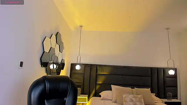 VictoriaMilan  online show from 12, 12, 2024