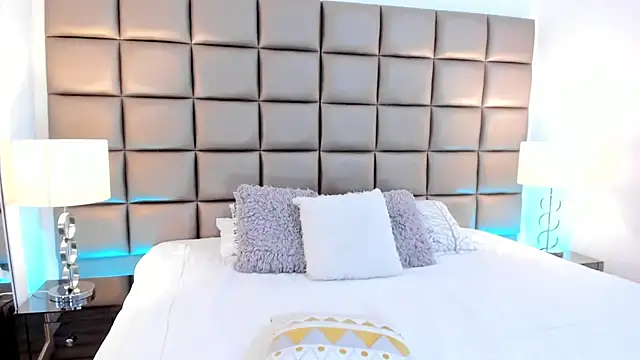 AnnyHizzle online show from 24, 2, 2025