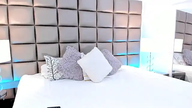 AnnyHizzle online show from 9, 3, 2025