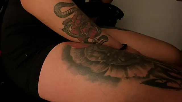 selene red  online show from 17, 10, 2025