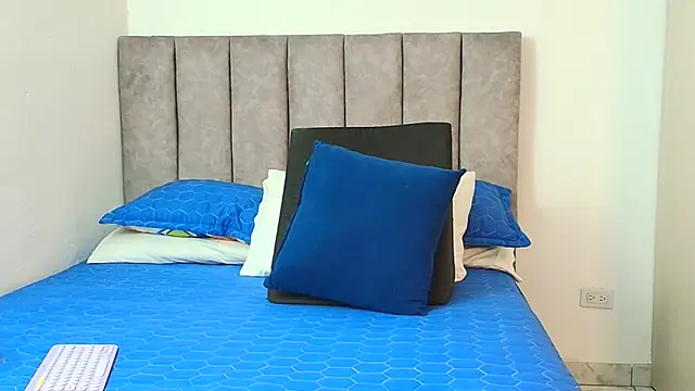 karina lewis  online show from 11, 9, 2025