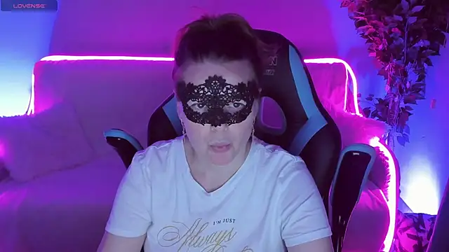 Snapshot of Sexy-Housewife chatting on 10, 9, 2025 Sexy-Housewife online show from 10, 9, 2025