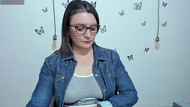 Amie Adams82  online show from 11, 11, 2025