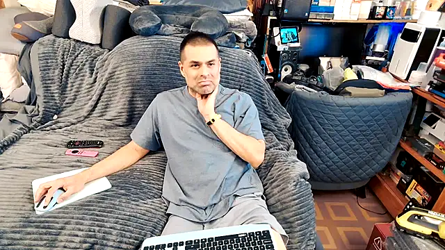 Snapshot of ClampMaster chatting on 10, 10, 2025 ClampMaster online show from 10, 10, 2025