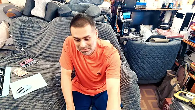 Snapshot of ClampMaster chatting on 11, 10, 2025 ClampMaster online show from 11, 10, 2025