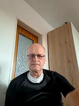 Snapshot of Milkasahne64 chatting on 9, 2, 2026 Milkasahne64 online show from 9, 2, 2026